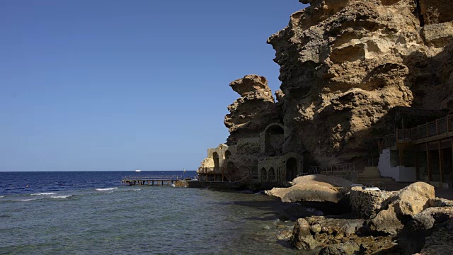 海岸有陡峭的悬崖