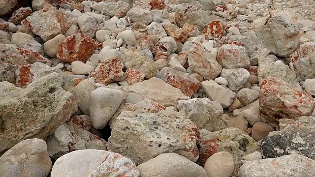 海滩上各种各样的鹅卵石，近距离看