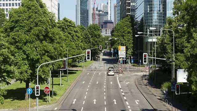 详情图-德国法兰克福多车道高速公路上的道路交通，时间流逝