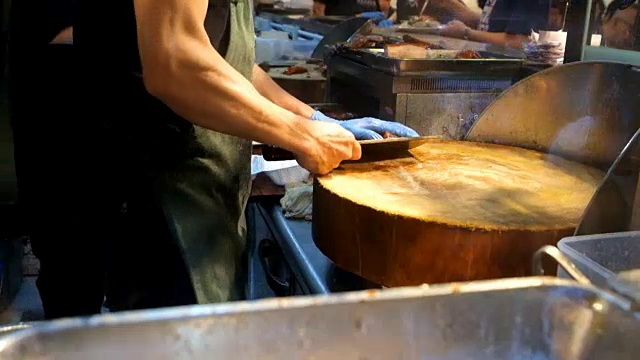 专业中式厨师切烤鸭，中式餐厅，亚洲街头美食文化