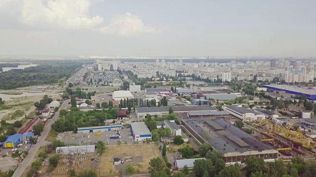 在城市近郊建造一条交通支路。建筑工地。鸟瞰图。城市与自然和建筑的关系