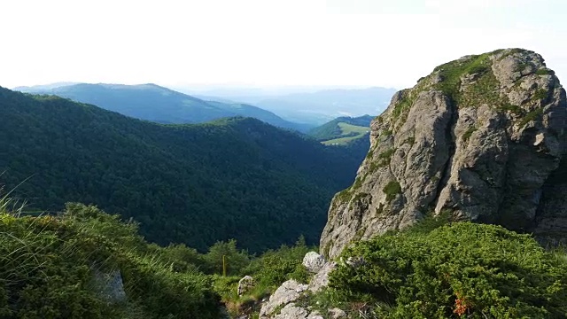 从山上的高处看周围的风景。