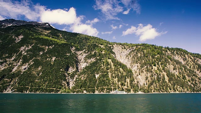 山川山水在旅游中风景优美。