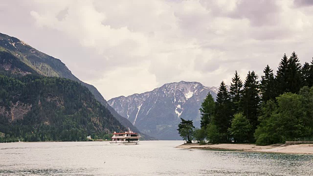 详情图-乘渡船到山湖旅游。