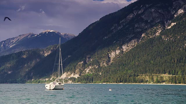 游艇上的一个清澈的高山湖泊在瑞士阿尔卑斯风景。