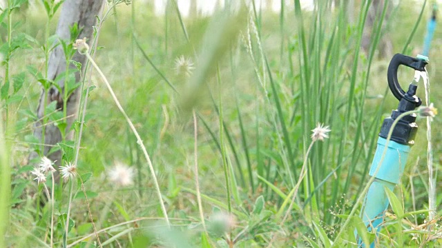 4k小车拍摄，流水从洒水车为草，无用，节约理念，节能