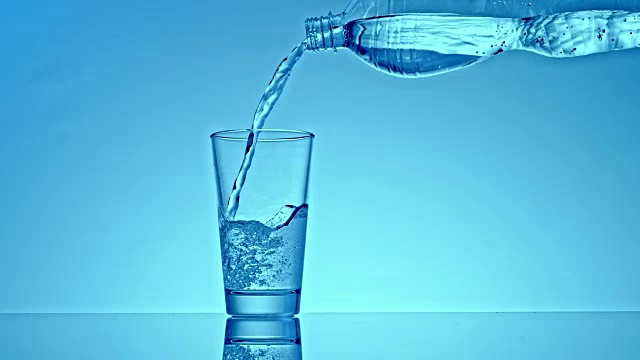 水从塑料瓶里倒进玻璃杯里