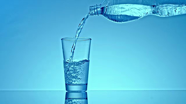 详情图-水从塑料瓶里倒进玻璃杯里