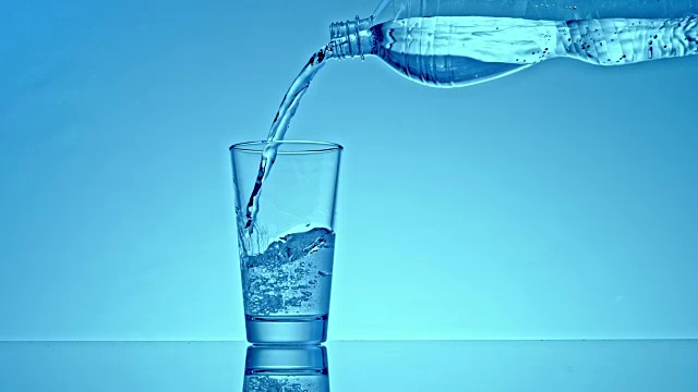 详情图-水从塑料瓶里倒进玻璃杯里