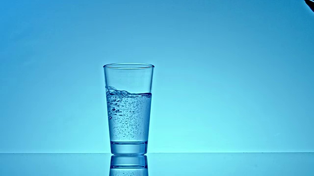 详情图-水从塑料瓶里倒进玻璃杯里
