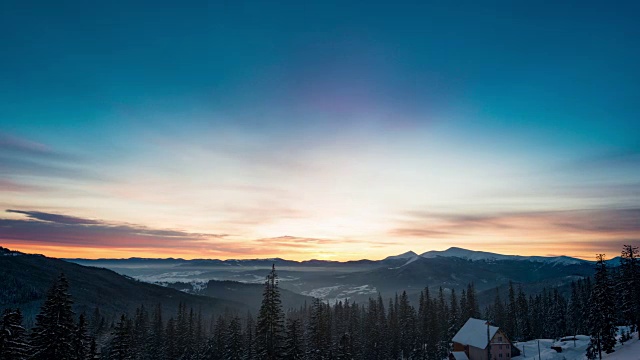 美丽的山日出，生活的天空下