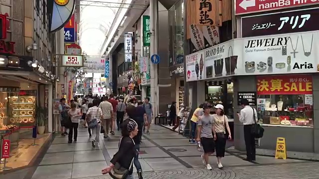 在大阪心斋桥散步的人们。