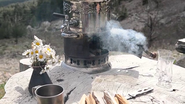 土耳其传统茶文化。在山里