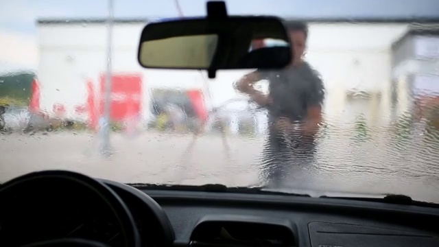 男人洗汽车