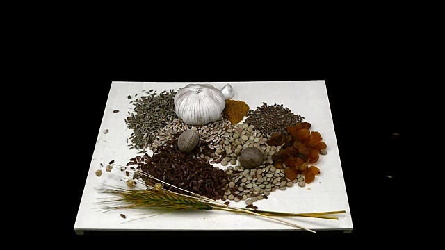 詳情圖-堅(jiān)果落在亞麻籽、小麥粒、小扁豆的小穗上，背景為黑色。