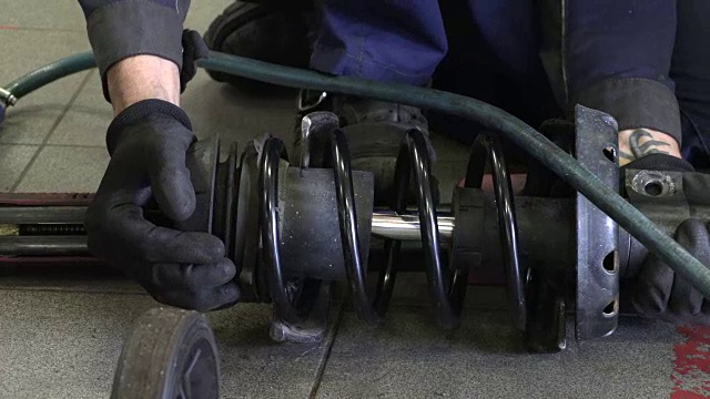 汽车机械师修理减震器
