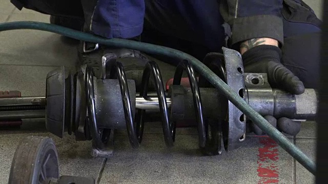 汽车机械师修理减震器