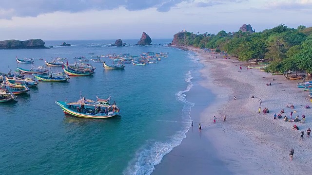 印尼传统渔船停靠在海岸后捕鱼的鸟瞰图，Papuma海滩的Jember