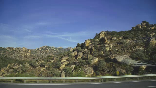 从行驶在道路上的汽车中移动的土耳其自然景观