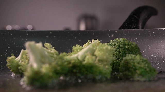 西兰花片从木头上扔进煎锅，每秒240帧