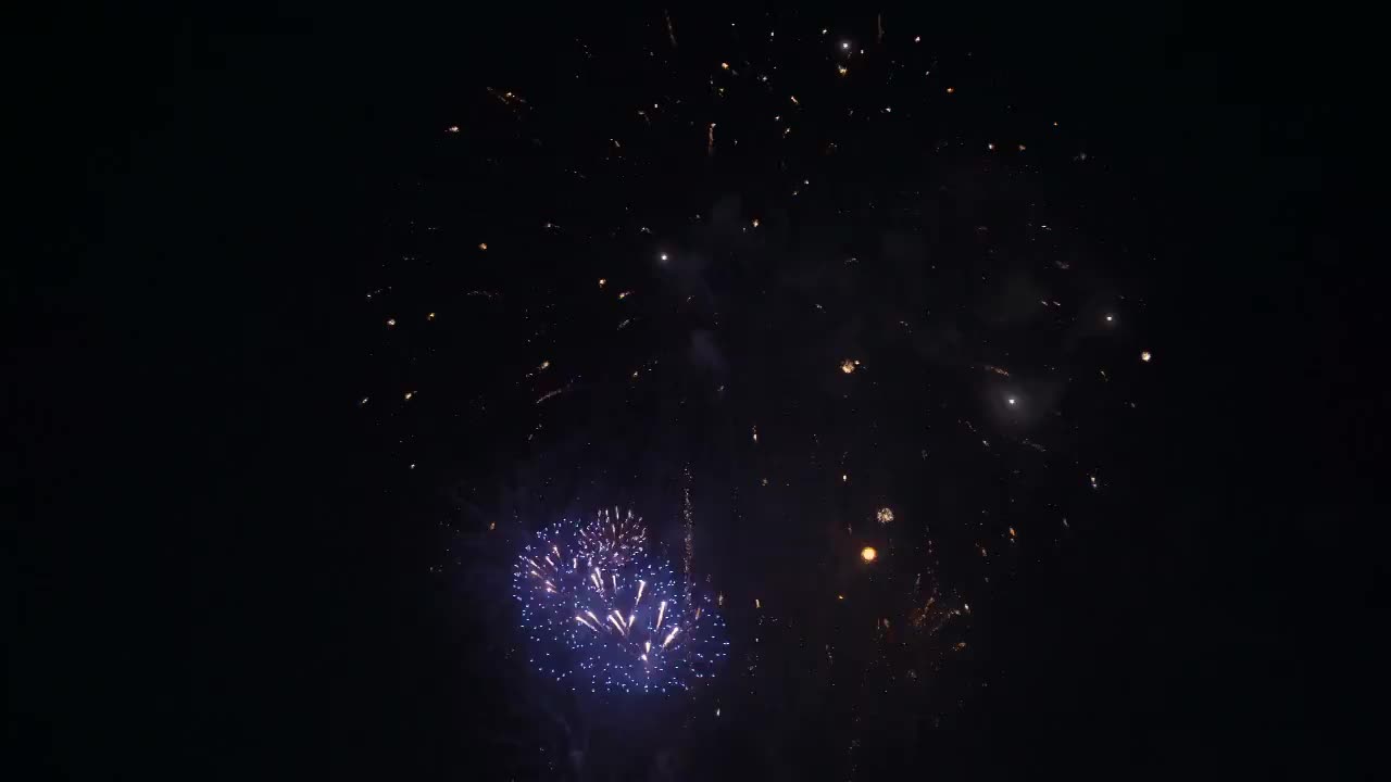 夜空中五彩缤纷的烟花